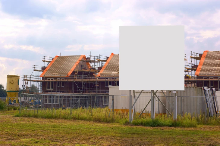 Chantier de construction résidentielle avec maisons individuelles en cours d'édification