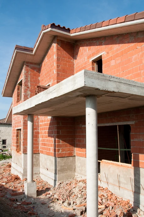 Chantier de construction résidentielle en cours, maison individuelle à étage en phase de gros œuvre